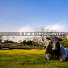 臥牛銅雕，草地銅牛雕塑